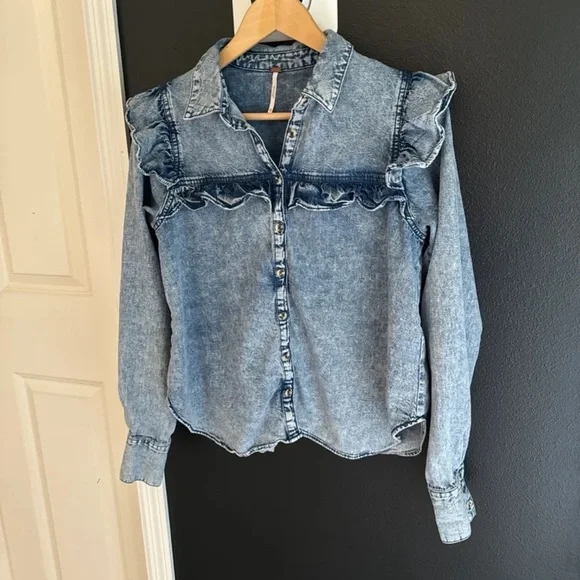 Free People “Samantha Ruffle Buttondown” Denim Shirt
Size XS oversized - Picture 9 of 15